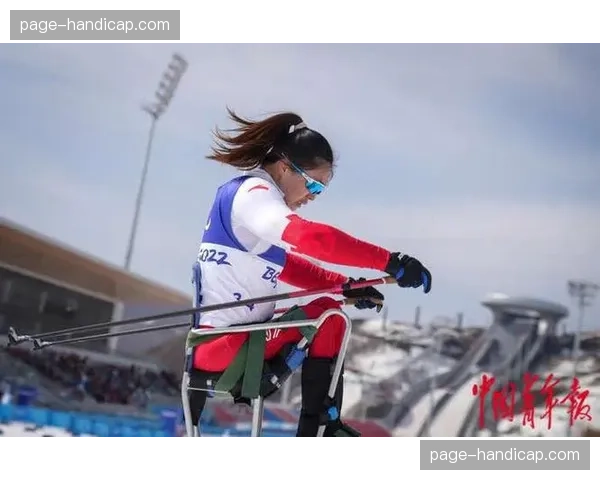 特写:残奥越野滑雪运动员在终点线相拥庆祝,无关胜负 特写:残奥越野滑雪运动员在终点线相拥庆祝,无关胜负