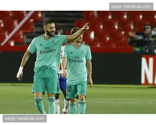 波尔·洛萨诺劲射破门为西班牙人扳回一球,巴萨2-1领先 波尔·洛萨诺劲射破门为西班牙人扳回一球,巴萨2-1领先